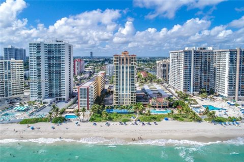 Copropriété à louer à Hallandale Beach, Floride: 2 chambres, 124.77 m2 № 2036736 - photo 2