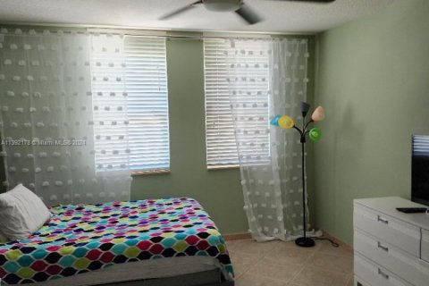 Copropriété à louer à Hallandale Beach, Floride: 2 chambres, 124.77 m2 № 2036736 - photo 28