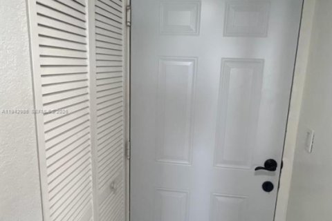 Copropriété à vendre à Hialeah, Floride: 2 chambres, 92.53 m2 № 2001145 - photo 2