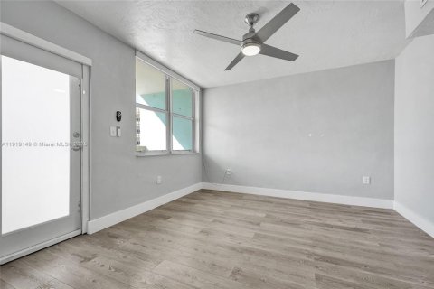 Condo in Miami Beach, Florida, 1 bedroom № 1974397 - photo 26