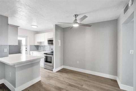 Condo in Miami Beach, Florida, 1 bedroom № 1974397 - photo 15