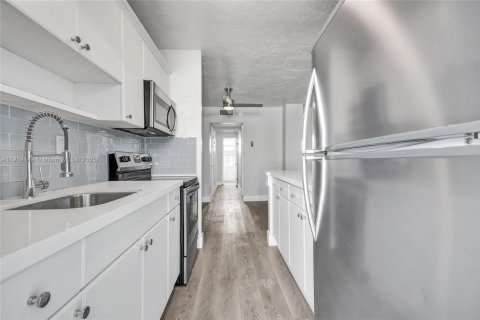 Condo in Miami Beach, Florida, 1 bedroom № 1974397 - photo 19