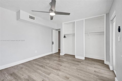 Condo in Miami Beach, Florida, 1 bedroom № 1974397 - photo 27