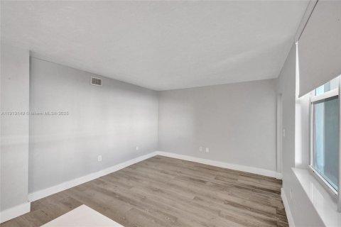 Condo in Miami Beach, Florida, 1 bedroom № 1974397 - photo 21