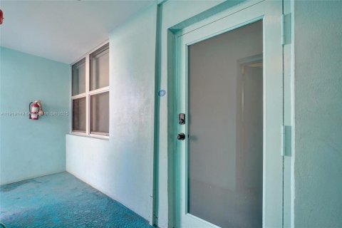 Condo in Miami Beach, Florida, 1 bedroom № 1974397 - photo 12