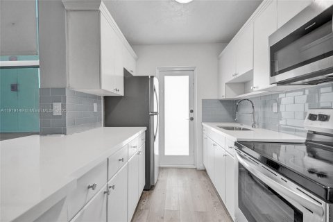 Condo in Miami Beach, Florida, 1 bedroom № 1974397 - photo 18