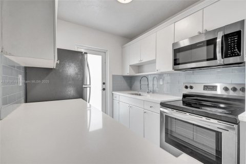 Condo in Miami Beach, Florida, 1 bedroom № 1974397 - photo 17