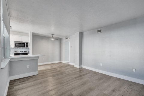 Condo in Miami Beach, Florida, 1 bedroom № 1974397 - photo 13