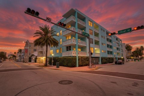 Condo in Miami Beach, Florida, 1 bedroom № 1974397 - photo 2