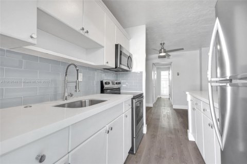 Condo in Miami Beach, Florida, 1 bedroom № 1974397 - photo 20