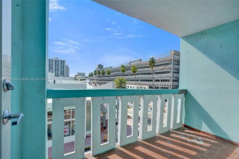 Condo in Miami Beach, Florida, 1 bedroom № 1974397 - photo 30