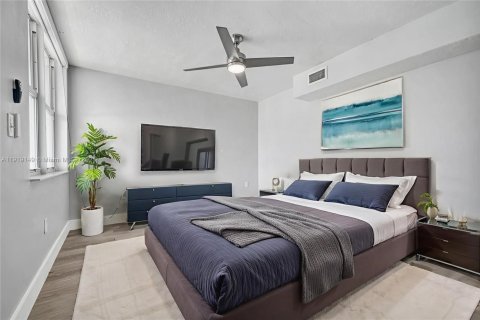 Condo in Miami Beach, Florida, 1 bedroom № 1974397 - photo 10