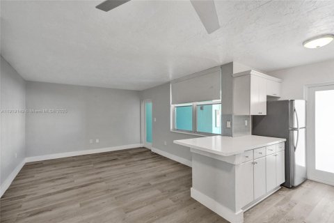 Condo in Miami Beach, Florida, 1 bedroom № 1974397 - photo 16
