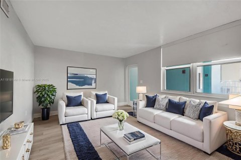 Condo in Miami Beach, Florida, 1 bedroom № 1974397 - photo 1