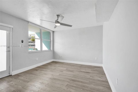 Condo in Miami Beach, Florida, 1 bedroom № 1974397 - photo 25