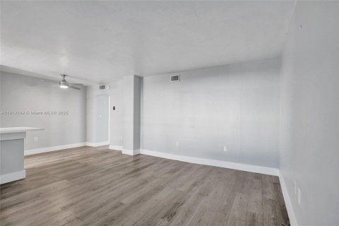 Condo in Miami Beach, Florida, 1 bedroom № 1974397 - photo 14