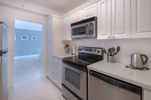 Condo in Miami Beach, Florida, 2 bedrooms  № 2057038 - photo 9