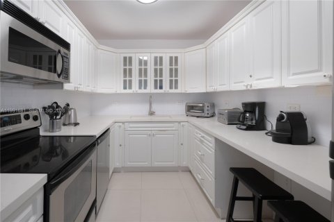 Condo in Miami Beach, Florida, 2 bedrooms  № 2057038 - photo 11