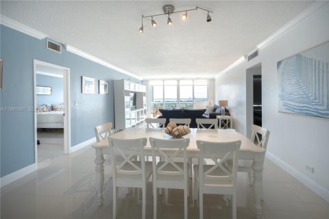 Condo in Miami Beach, Florida, 2 bedrooms  № 2057038 - photo 1