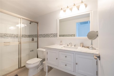 Condo in Miami Beach, Florida, 2 bedrooms  № 2057038 - photo 21