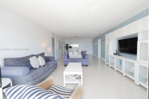 Condo in Miami Beach, Florida, 2 bedrooms  № 2057038 - photo 17