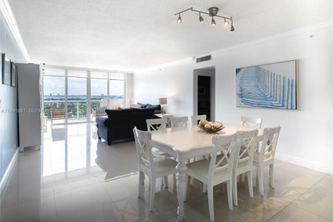 Condo in Miami Beach, Florida, 2 bedrooms  № 2057038 - photo 3