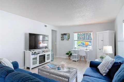 House in New Smyrna Beach, Florida 4 bedrooms, 222.97 sq.m. № 1634047 - photo 8