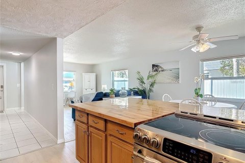 House in New Smyrna Beach, Florida 4 bedrooms, 222.97 sq.m. № 1634047 - photo 14