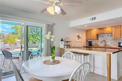 House in New Smyrna Beach, Florida 4 bedrooms, 222.97 sq.m. № 1634047 - photo 16