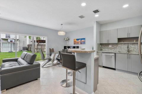 Touwnhouse à vendre à Miramar, Floride: 2 chambres, 121.98 m2 № 2077406 - photo 6