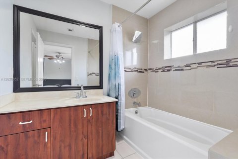 Touwnhouse à vendre à Miramar, Floride: 2 chambres, 121.98 m2 № 2077406 - photo 17
