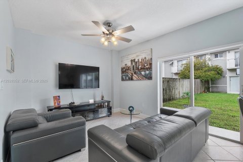 Touwnhouse à vendre à Miramar, Floride: 2 chambres, 121.98 m2 № 2077406 - photo 3
