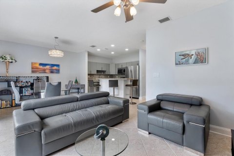 Touwnhouse à vendre à Miramar, Floride: 2 chambres, 121.98 m2 № 2077406 - photo 2