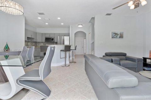 Touwnhouse à vendre à Miramar, Floride: 2 chambres, 121.98 m2 № 2077406 - photo 5