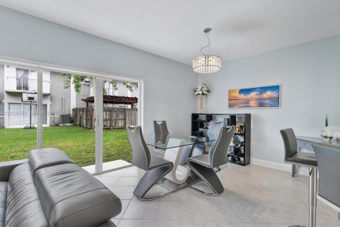 Touwnhouse à vendre à Miramar, Floride: 2 chambres, 121.98 m2 № 2077406 - photo 4