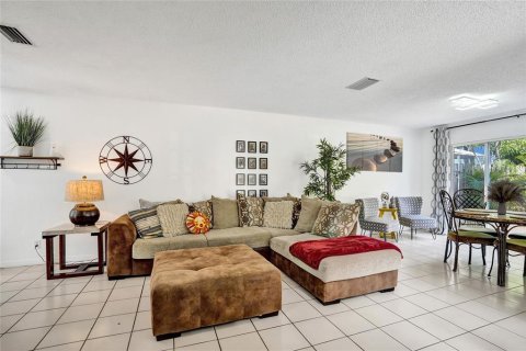 House in Margate, Florida 4 bedrooms, 152.27 sq.m. № 1593144 - photo 6