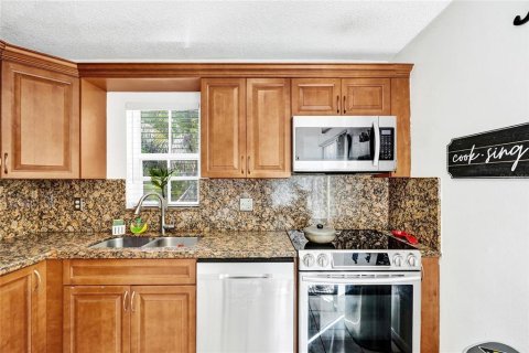 House in Margate, Florida 4 bedrooms, 152.27 sq.m. № 1593144 - photo 15