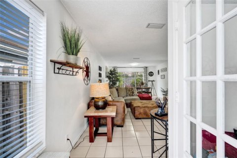 House in Margate, Florida 4 bedrooms, 152.27 sq.m. № 1593144 - photo 3