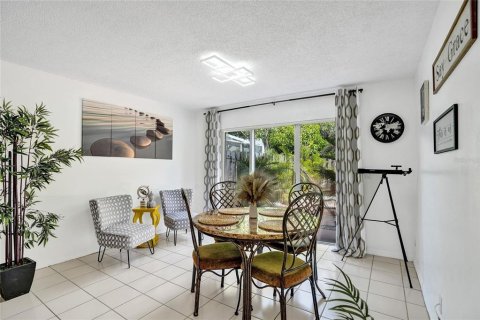 House in Margate, Florida 4 bedrooms, 152.27 sq.m. № 1593144 - photo 8