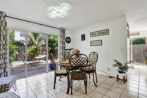 House in Margate, Florida 4 bedrooms, 152.27 sq.m. № 1593144 - photo 17