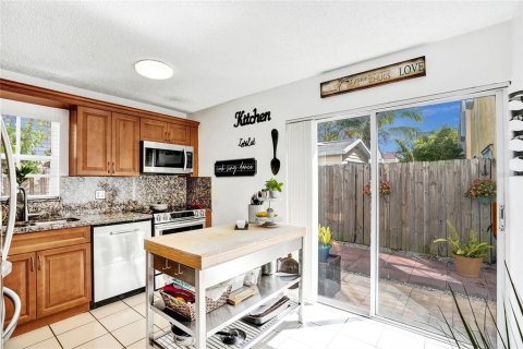 House in Margate, Florida 4 bedrooms, 152.27 sq.m. № 1593144 - photo 13