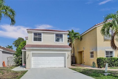 House in Margate, Florida 4 bedrooms, 152.27 sq.m. № 1593144 - photo 1