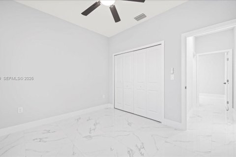 House in Cape Coral, Florida 3 bedrooms, 126.16 sq.m. № 2076618 - photo 12