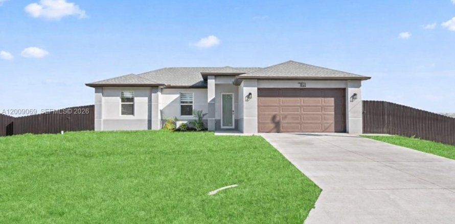House in Cape Coral, Florida 3 bedrooms, 126.16 sq.m. № 2076618
