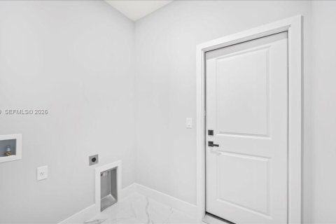 House in Cape Coral, Florida 3 bedrooms, 126.16 sq.m. № 2076618 - photo 18