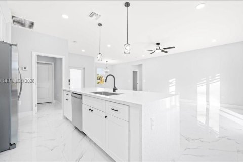 House in Cape Coral, Florida 3 bedrooms, 126.16 sq.m. № 2076618 - photo 7