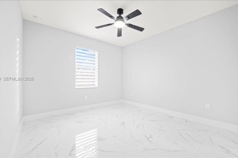 House in Cape Coral, Florida 3 bedrooms, 126.16 sq.m. № 2076618 - photo 10