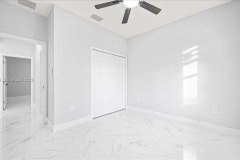 House in Cape Coral, Florida 3 bedrooms, 126.16 sq.m. № 2076618 - photo 9