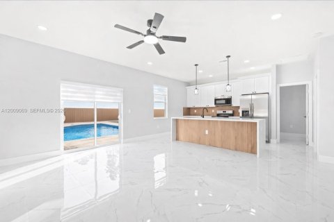 House in Cape Coral, Florida 3 bedrooms, 126.16 sq.m. № 2076618 - photo 5