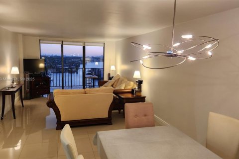 Condo in Aventura, Florida, 2 bedrooms  № 2014630 - photo 24